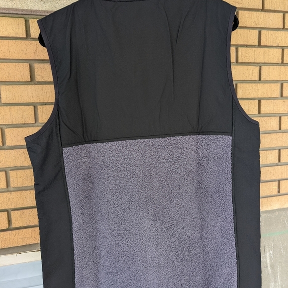 143.Nwt Under Armour Black and Gray Sport Vest - Picture 5 of 5